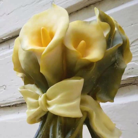 Gorgeous Bunch of Yellow Calla Lilies Flower Sculped Resin Vase/Holder - Picture 6 of 12